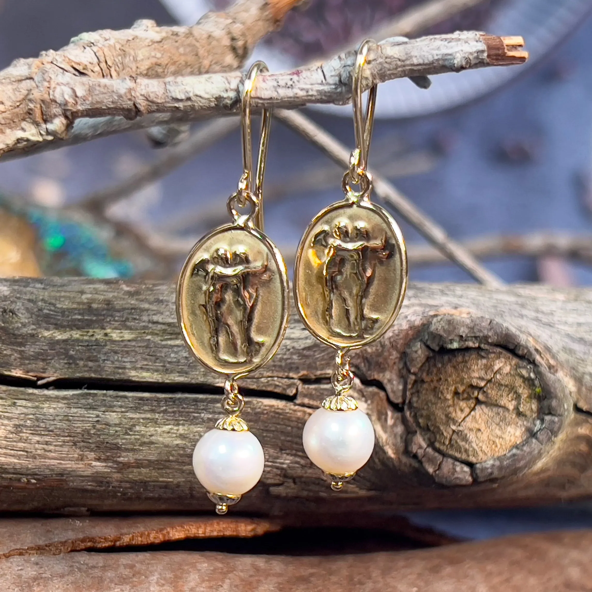 14kt Yellow Gold dangling vintage design Pearl earrings