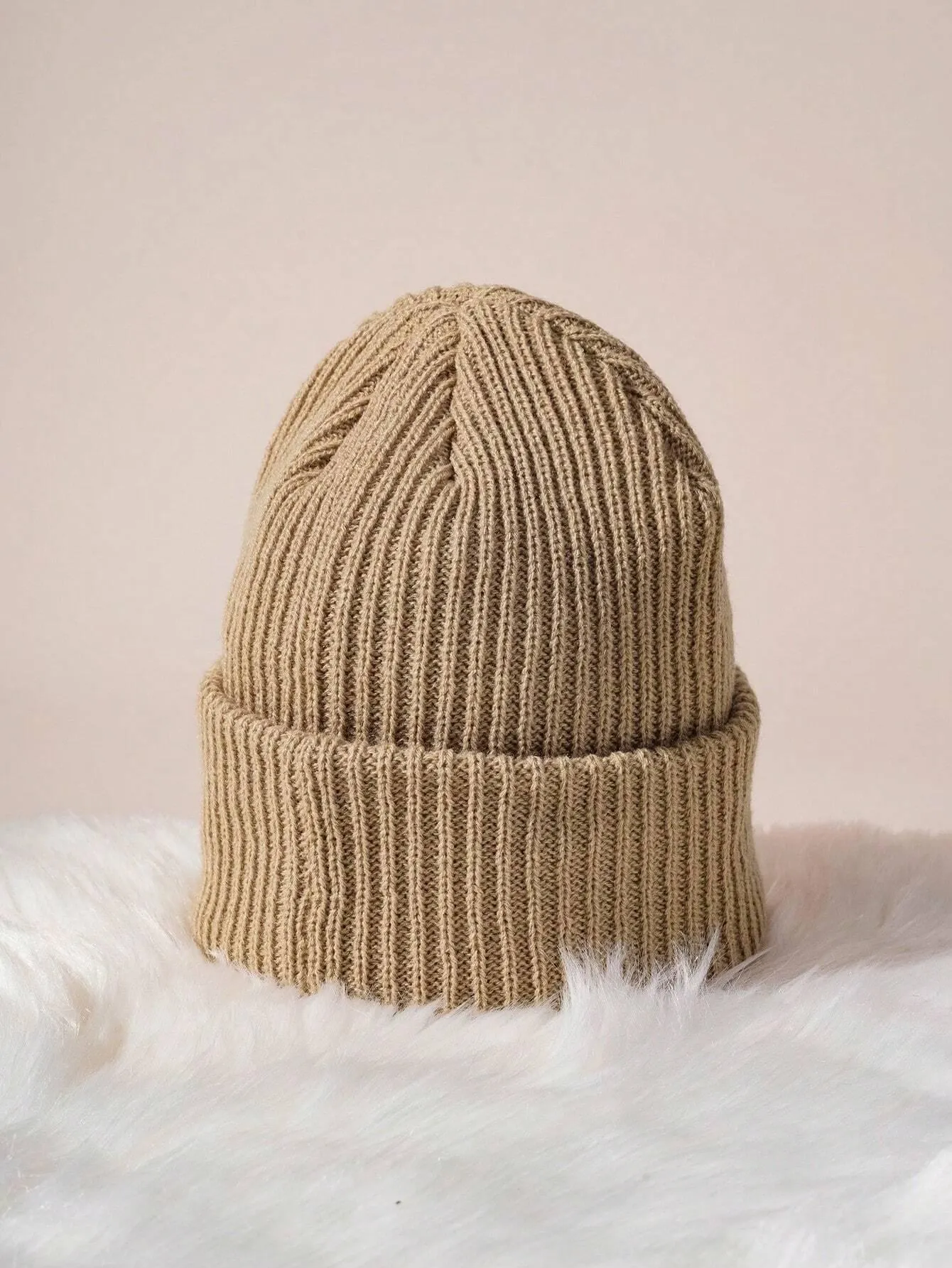 Simple knitted hat with leather buckle